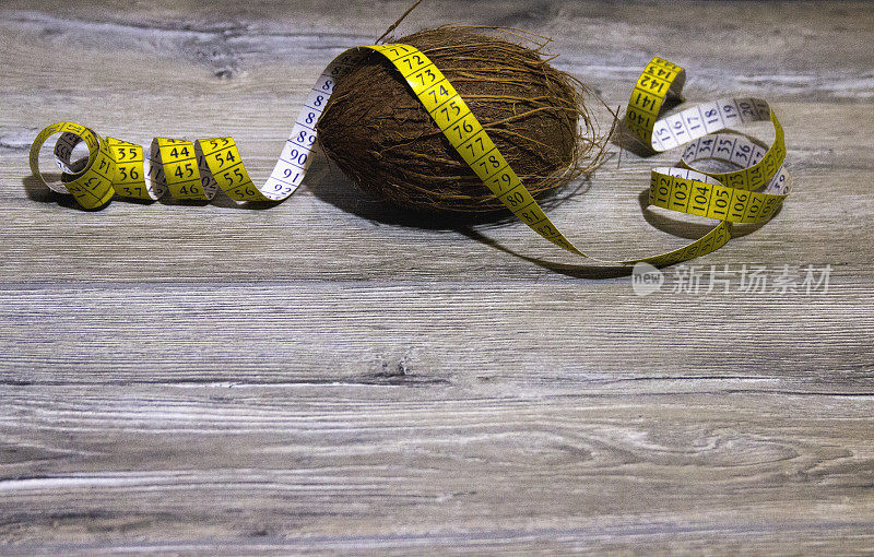 用卷尺测量椰子(健康、饮食的概念)
