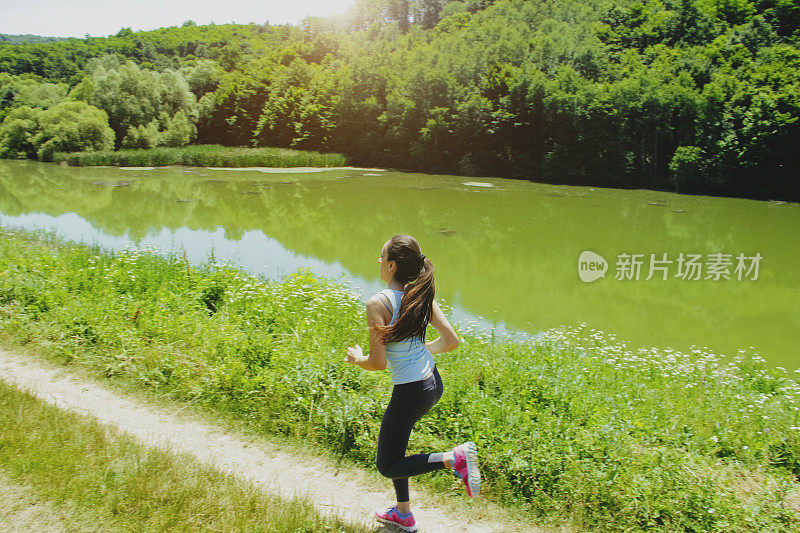 女人在大自然中奔跑