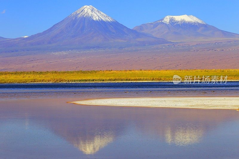 拉古纳塞贾尔-引人注目的塞贾尔半透明湖，利坎卡武尔和Miniques雪山火山和田诗化的阿塔卡马沙漠，火山景观全景-圣佩德罗阿塔卡马，智利，Bolívia和阿根廷边境