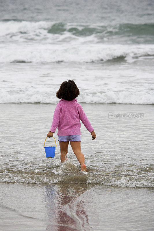 海岸加州场景-水沙女孩玩