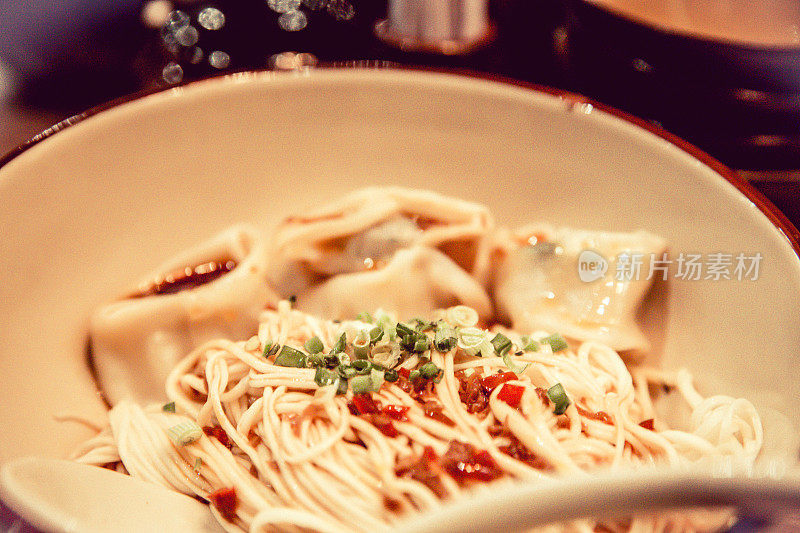 中国面条和馄饨的特写