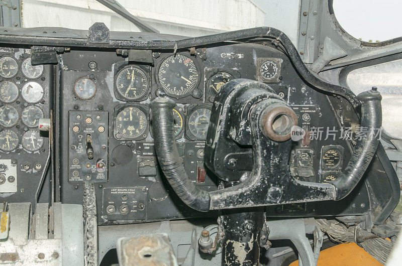 Miles和老式的飞机座舱仪表