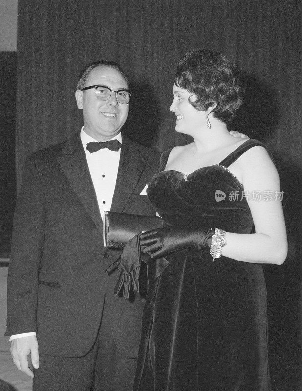 1950年一对夫妇在享受聚会。黑色和白色