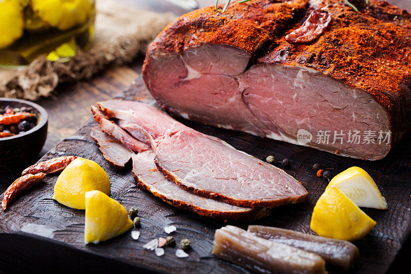 牛肉熏牛肉切片，烤牛肉，慢煮，在木板上。