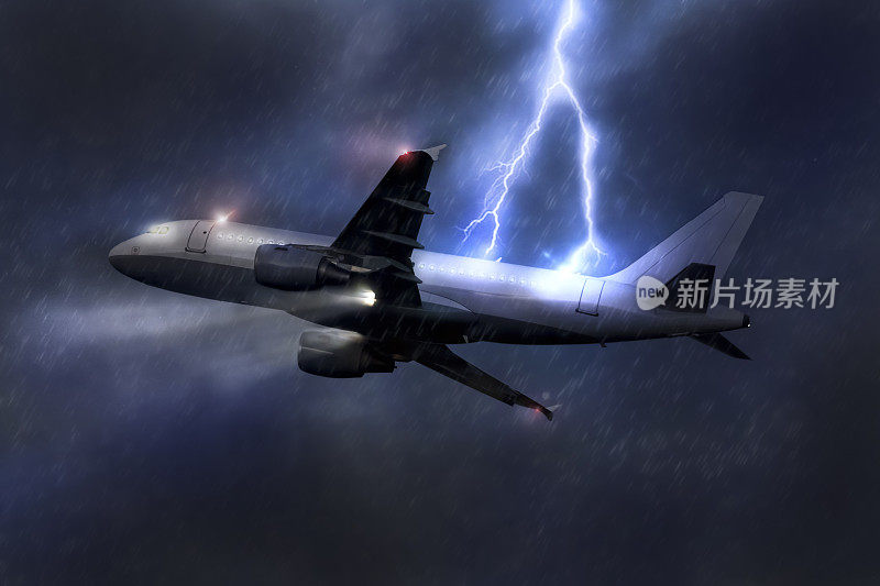 一架客机在暴风雨中被闪电击中