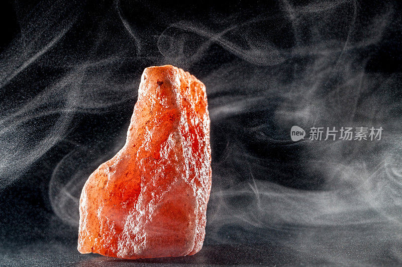 喜马拉雅粉岩盐晶体。健康饮食富含矿物质的超级食物