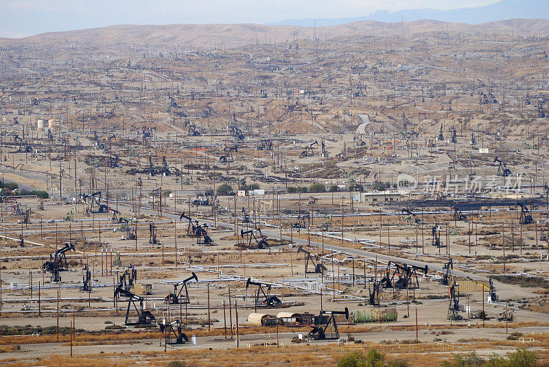 在加州贝克尔斯菲尔德的油田，与井架泵。