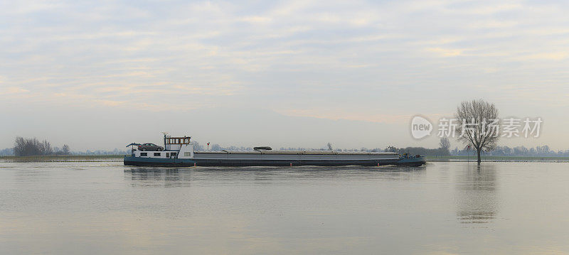 冬天的一个早晨，一艘驳船在伊杰塞尔河上