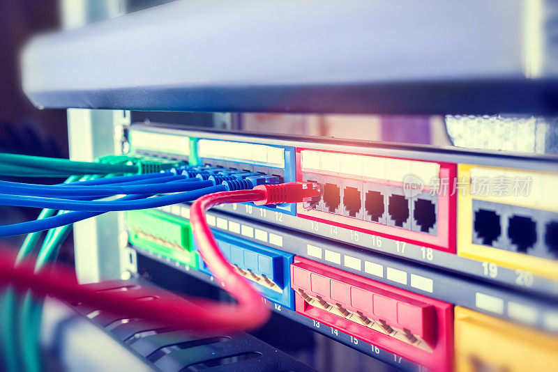 信息技术计算机网络，通信以太网电缆连接到交换机。
