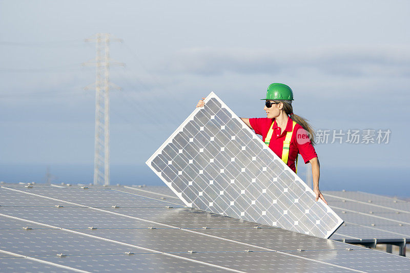 一位正在安装太阳能电池板的妇女