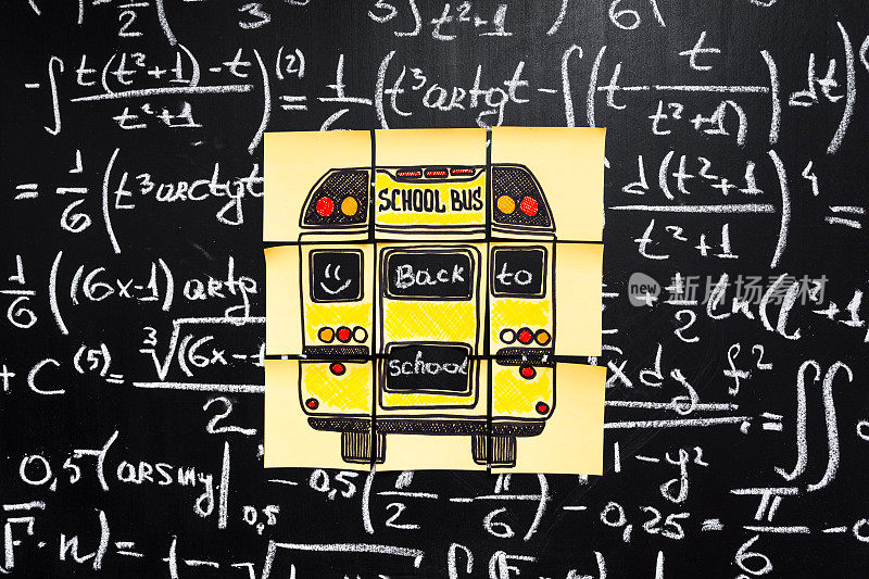 回到学校背景与标题“回到学校”和“校车”写在黄色的纸在黑板上用粉笔写的数学公式