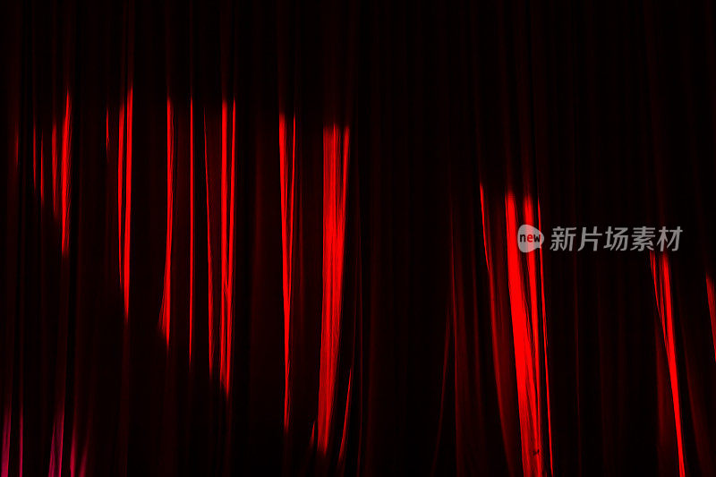 红色的窗帘和灯光。