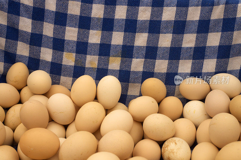 用餐巾装在篮子里的新鲜农场鸡蛋
