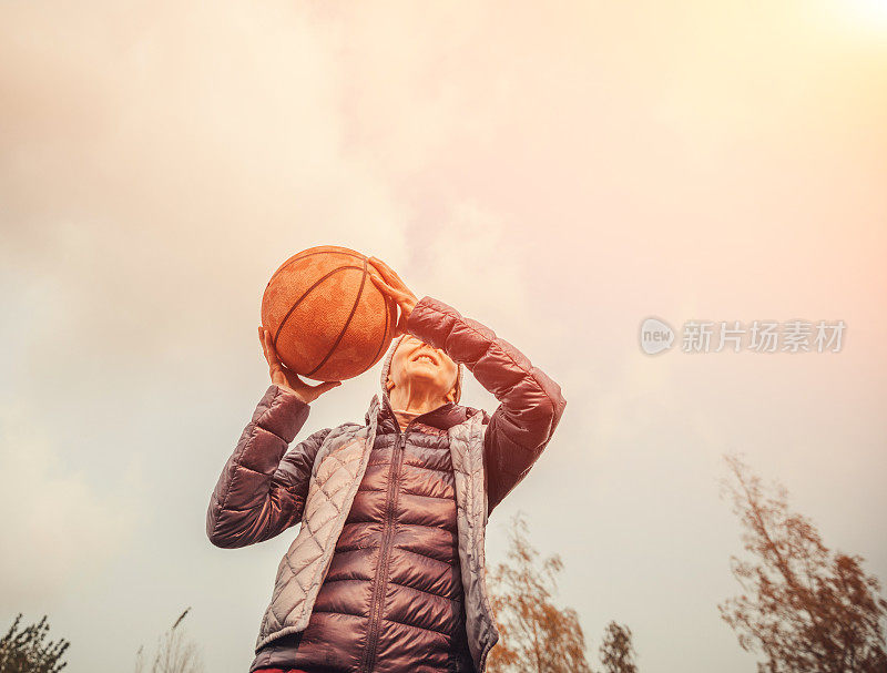 年轻女子在篮球场打球