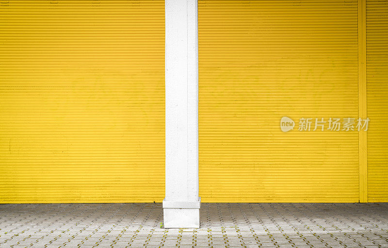 黄色卷帘和路面作为背景和构图