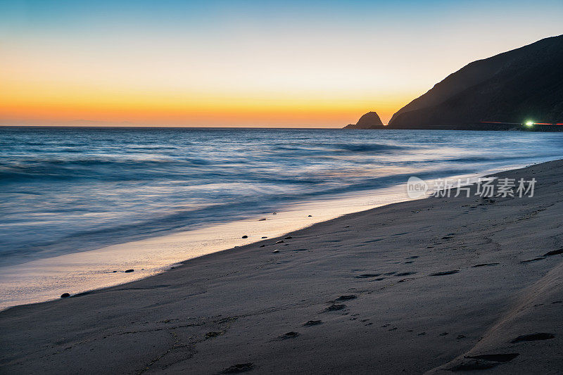 日落时分的加州木谷海岸线。