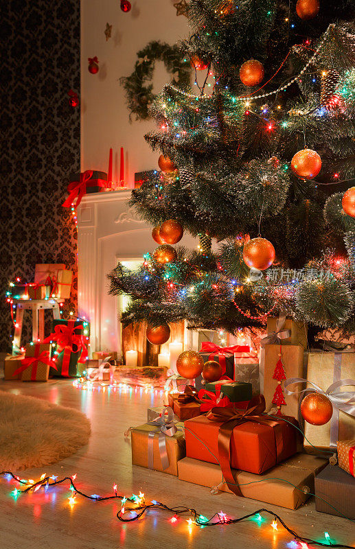 圣诞房室内设计，装饰树上的花环灯