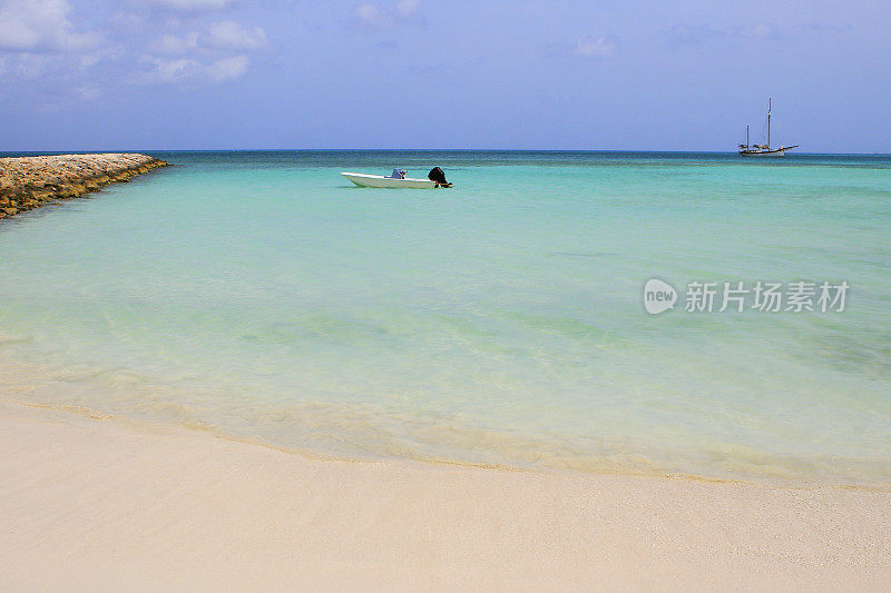 田园诗般的棕榈海滩热带绿松石海滩与帆船和摩托艇，阿鲁巴-阳光蓝色泻湖，夏天的天堂，荷属安的列斯群岛，加勒比海蓝色的海