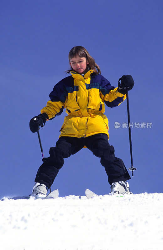 孩子在滑雪