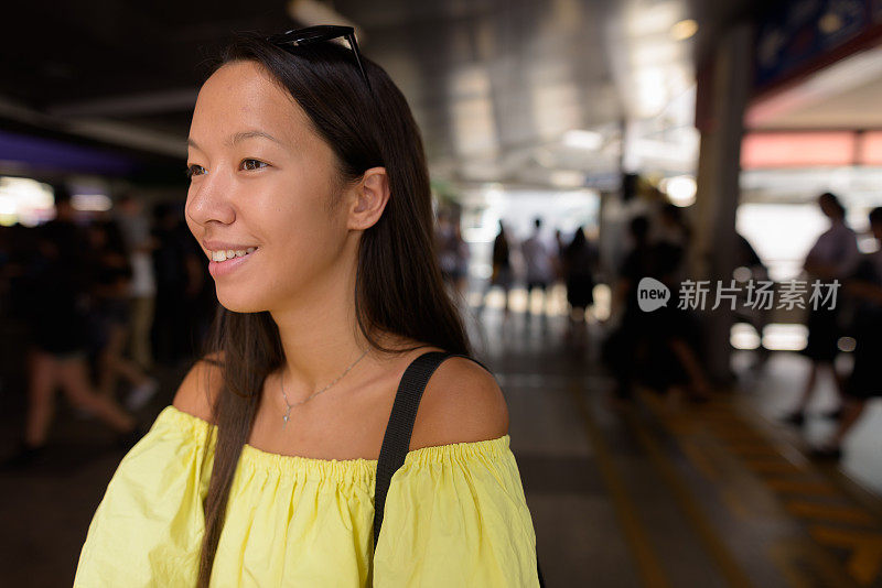 年轻美丽的多民族游客女子肖像在BTS空中火车站在泰国曼谷