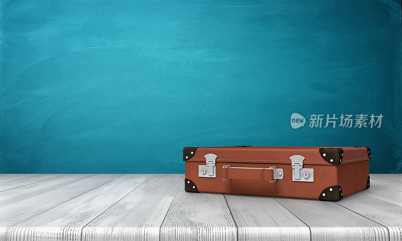 一个封闭的、带扣的棕色行李箱放在蓝色背景的木书桌上的3d渲染