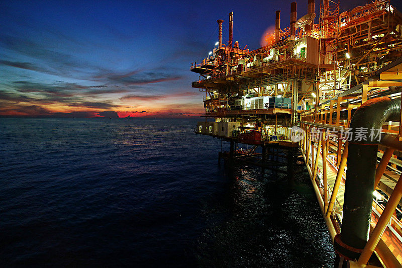 海上石油和钻井平台在日落或日出时间。在海上建设生产过程。世界能源的动力。