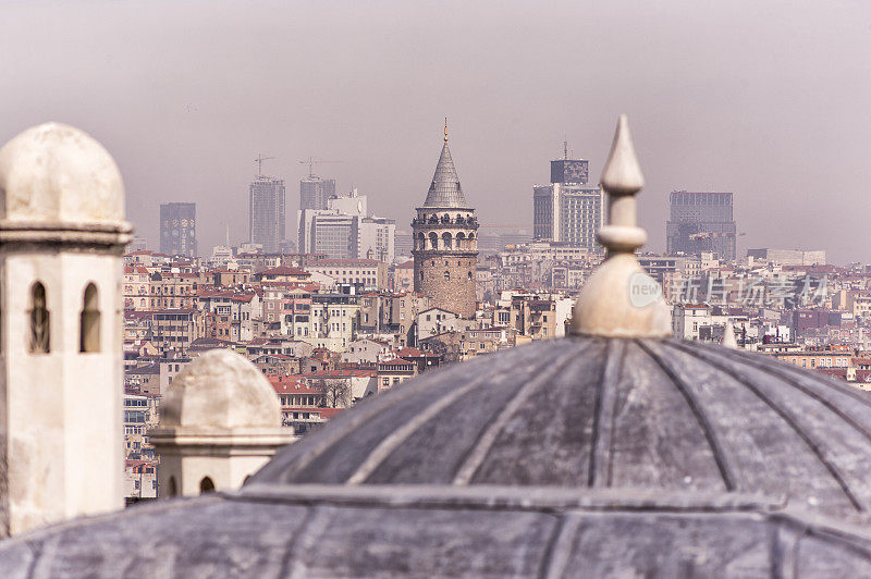 土耳其伊斯坦布尔卡拉科夫著名的历史加拉塔建筑和苏莱曼清真寺圆顶