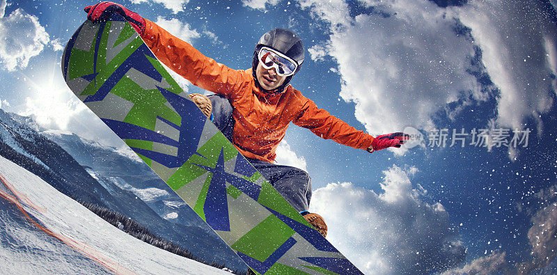 运动背景。冬季运动。滑雪板跳跃的空气与深蓝色的天空背景。
