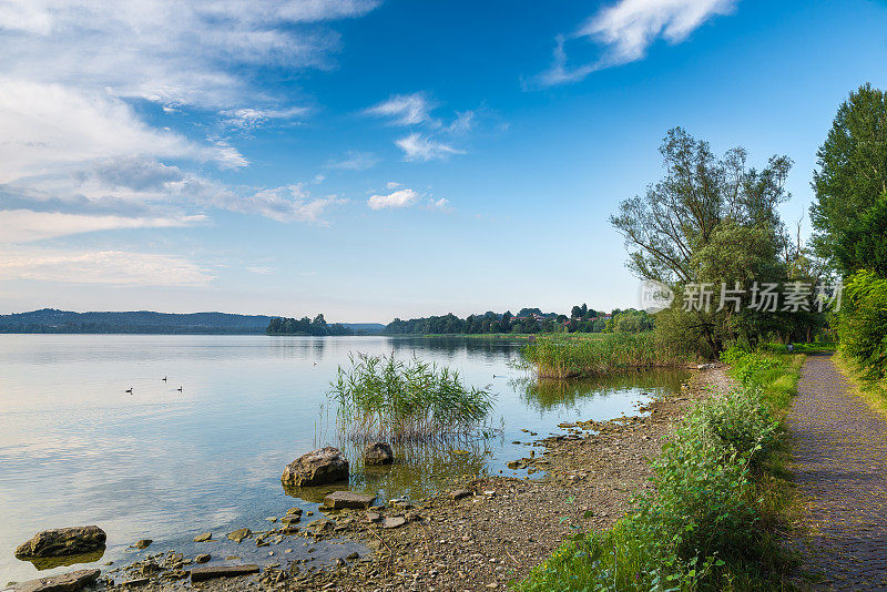 瓦雷兹湖与维吉尼亚岛(伊索里诺维吉尼亚)和一段步行自行车道的湖周围，比安多诺，意大利。这个岛是史前遗址，2011年被列入联合国教科文组织世界遗产