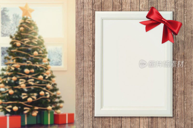 空白的海报框架在墙上与失去焦点的圣诞节背景