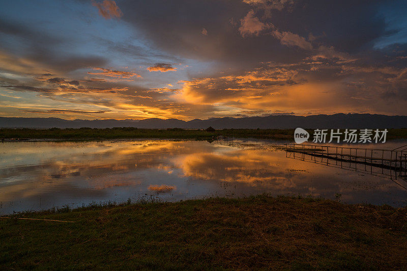 戏剧性的日落天空，茵莱湖，缅甸嫩江瑞