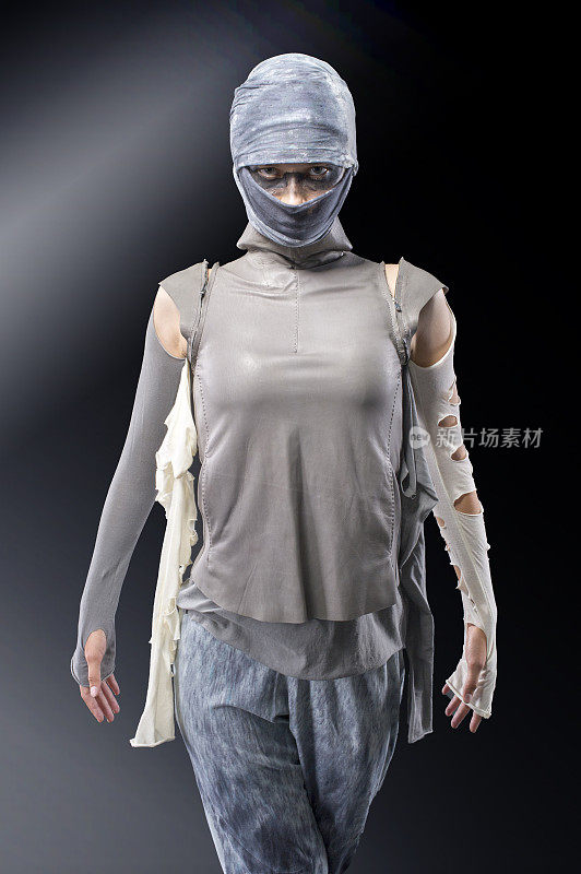 女战士用不同的衣服遮盖头部和脸部