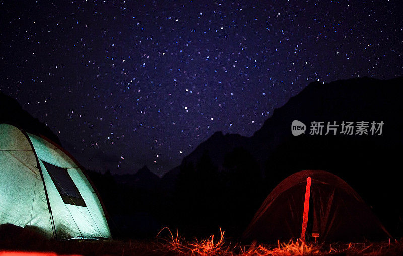 夜间在山上的草地上搭起了旅游帐篷