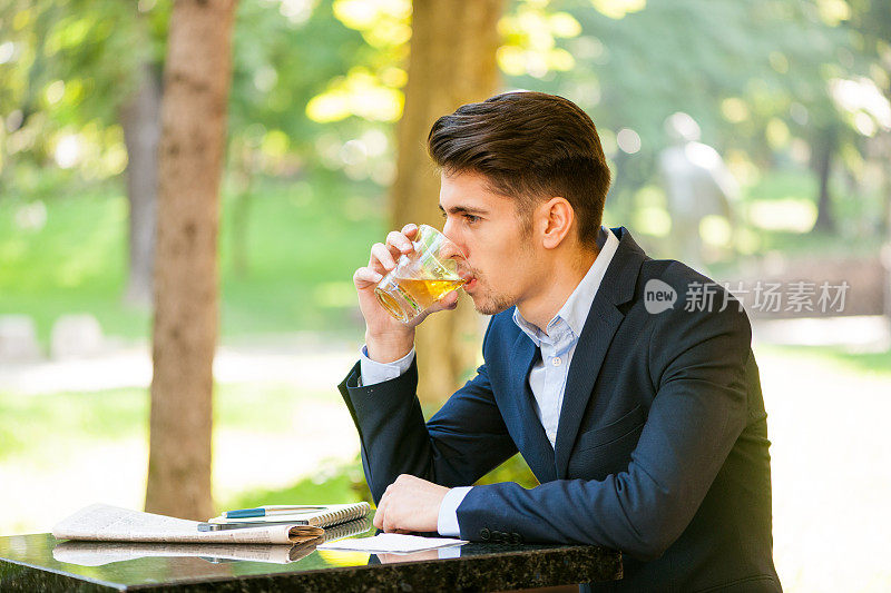 一个男人在路边酒吧喝酒。