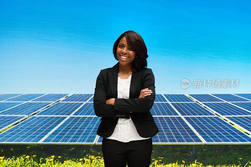 非洲裔美国女商人站在太阳能电池板前