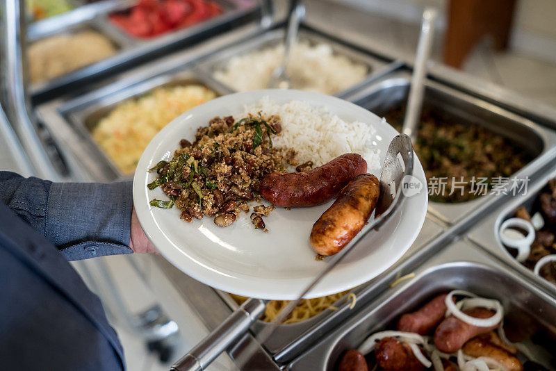 在自助餐上提供食物