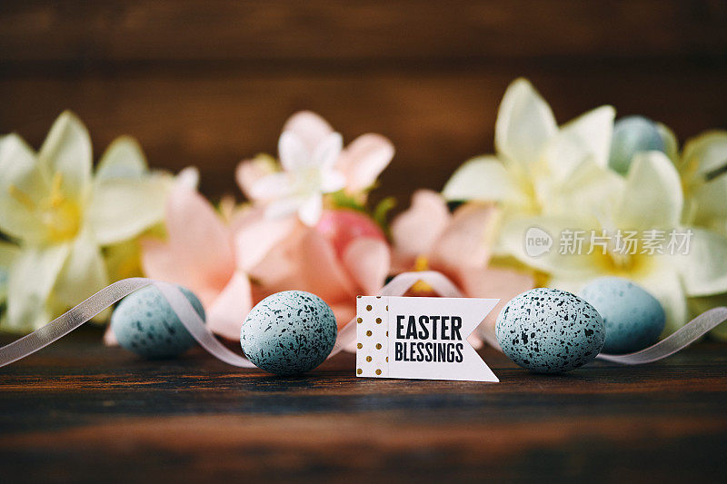 复活节背景与百合花和复活节祝福短信