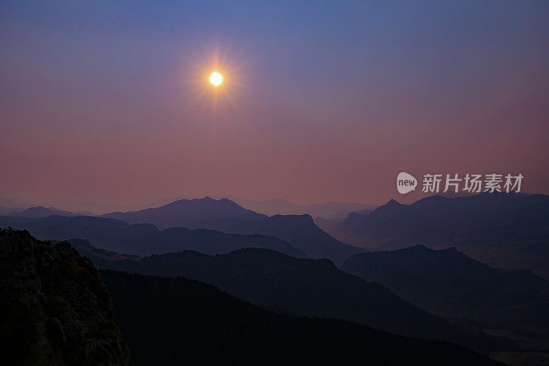 紫色烟雾日落阿布萨罗卡山背景，怀俄明州