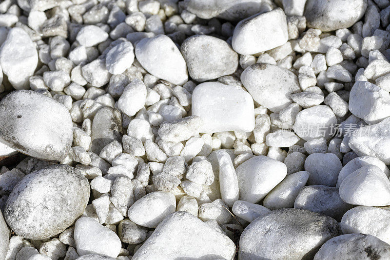 小白色大理石和鹅卵石的背景
