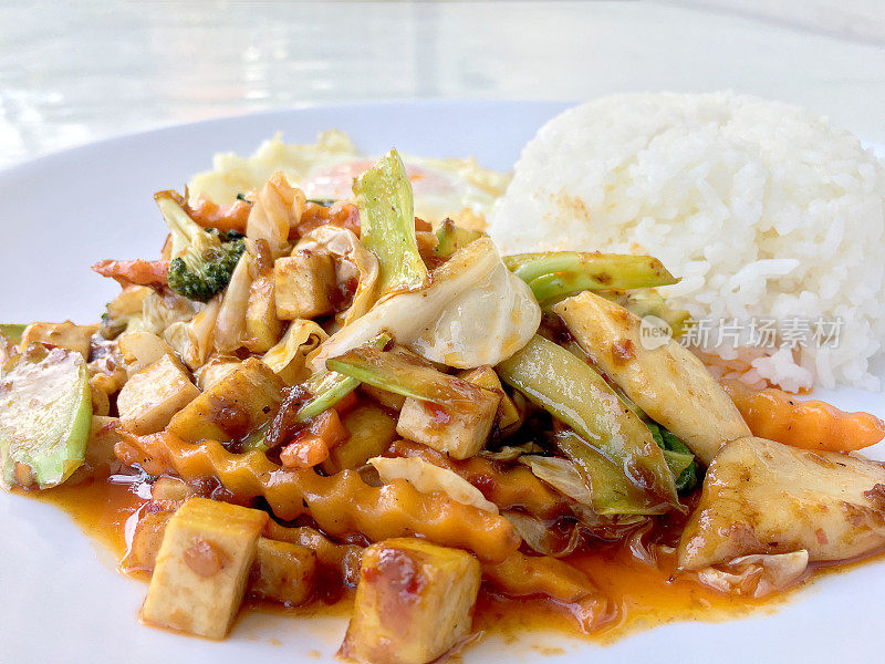自制小豆腐炒，蔬菜辣椒酱拌饭和炒鸡蛋在白色的背景上庆祝春节。健康素食食品。泰国的风格。