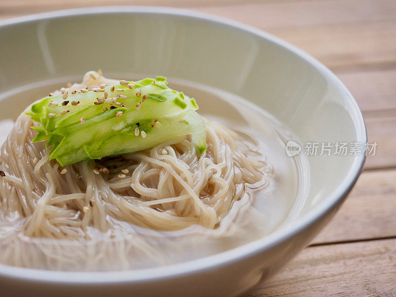 韩国食物冷荞麦面，木能明