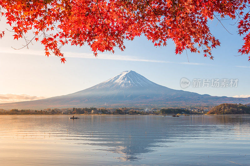 早晨的富士山和川口湖，秋季的富士山在山町。