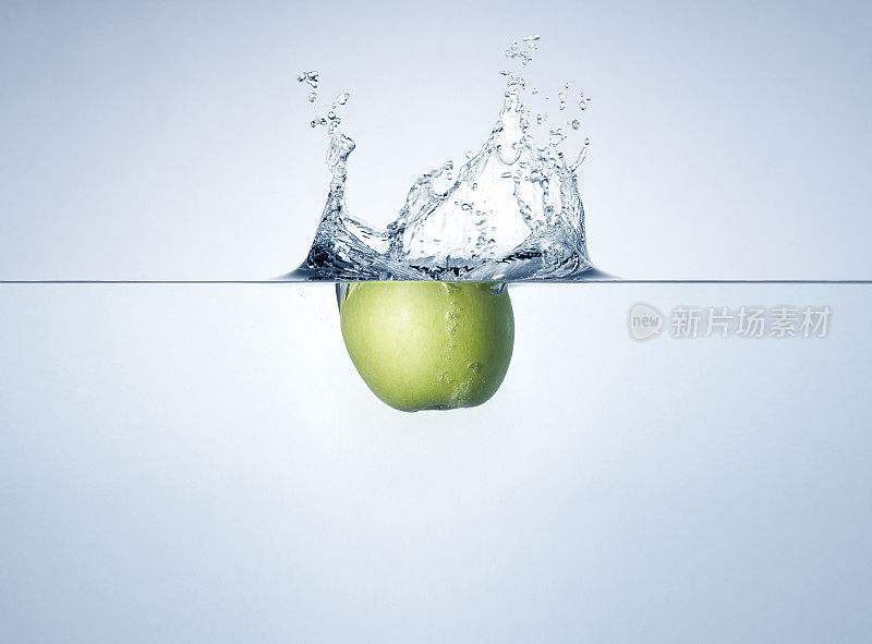 青苹果在飞溅的水里