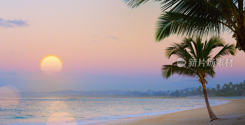 热带海滩上美丽的日落;夏天的梦想假期
