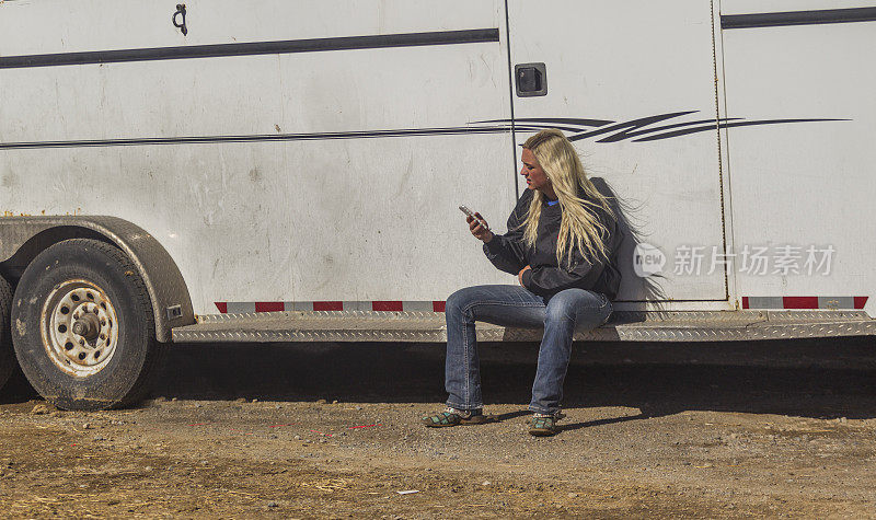 美国犹他州盐湖城的一个农场，年轻的金发农场主正在查看手机短信
