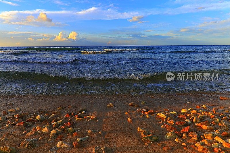 田园诗般的海滩在金色日落-蒙特哥湾-牙买加，加勒比海