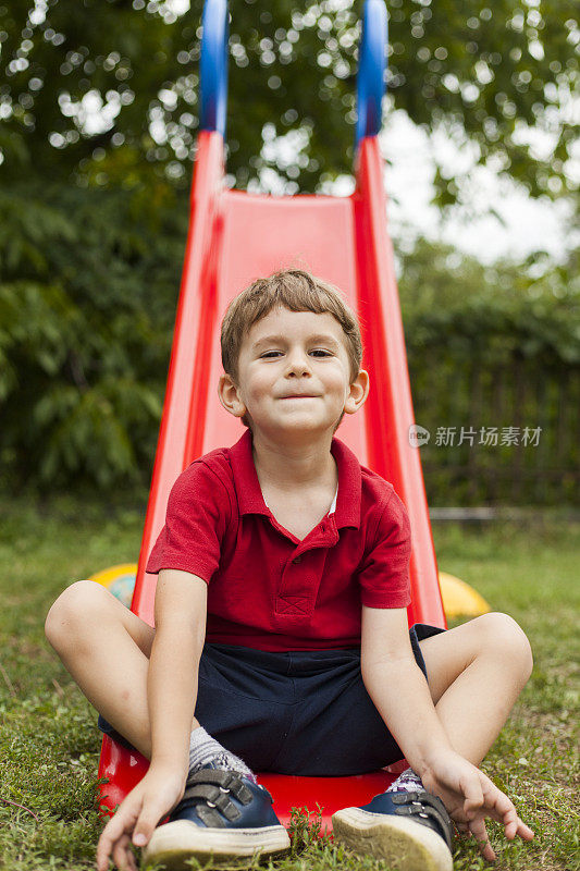 小男孩在户外滑行