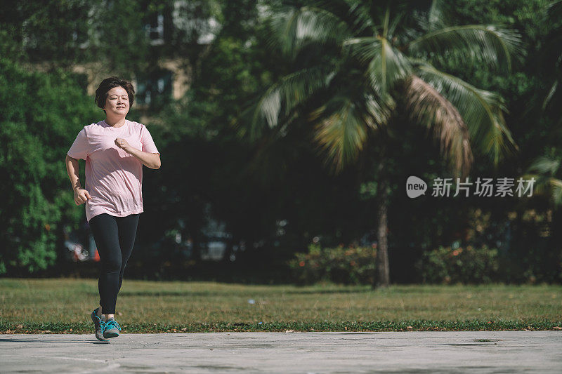 亚洲华人中年女性上午在公园做运动