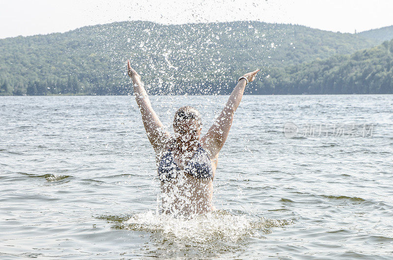 炎炎夏日，一名女子在湖里扑水