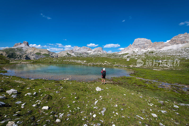 年长徒步者拍摄在Dolomites，欧洲阿尔卑斯，意大利拉瓦雷多丘的北侧